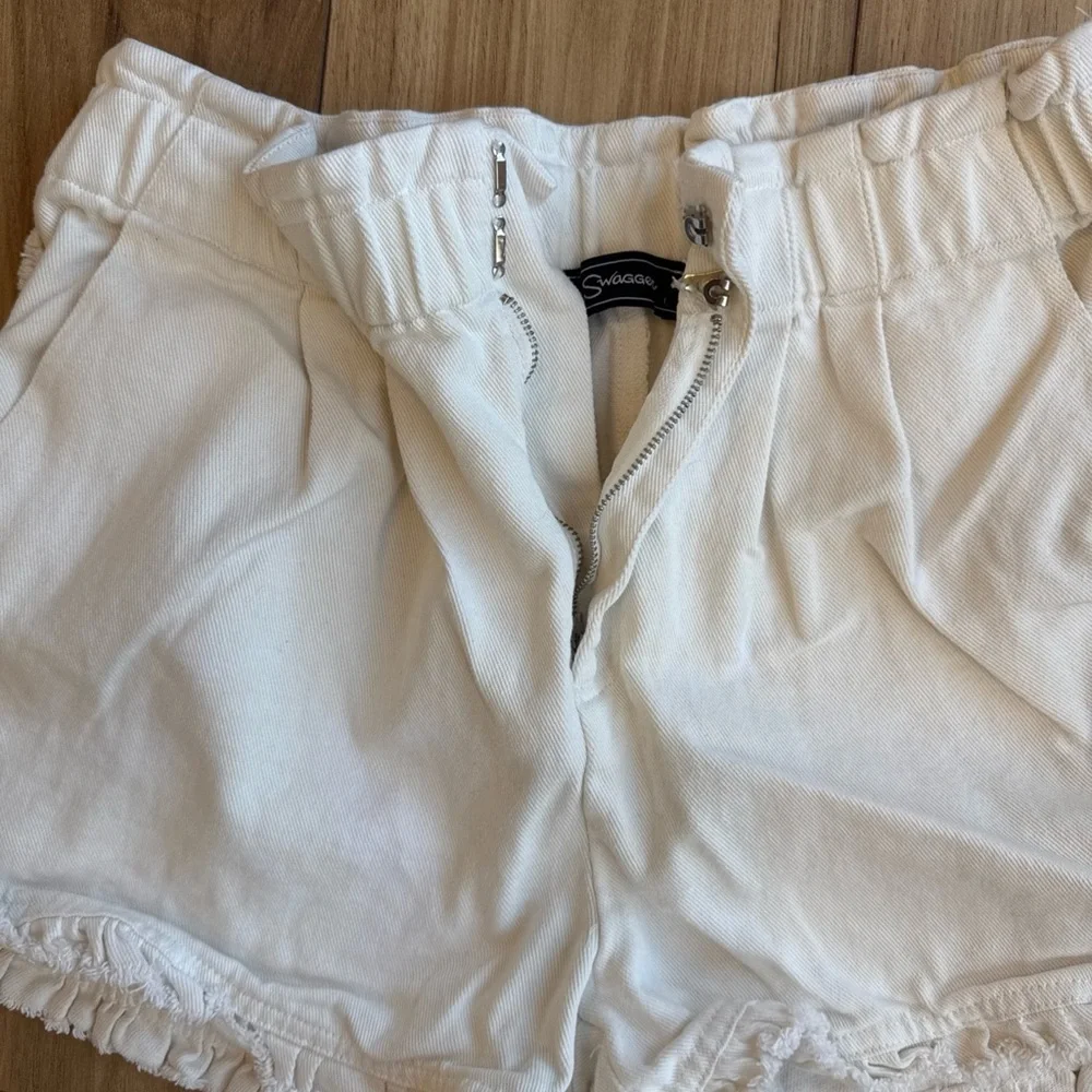 White Denim Shorts Size L Paper Bag With Ruffled Fray Hem Brand Swagger - Picture 5 of 7